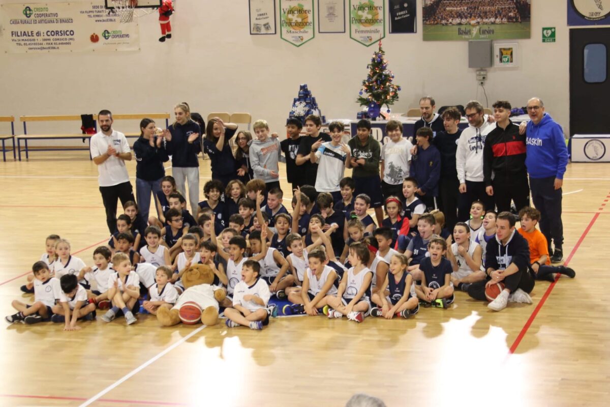 Foto di gruppo di Natale 2022 con tutte le squadre del Basket Corsico